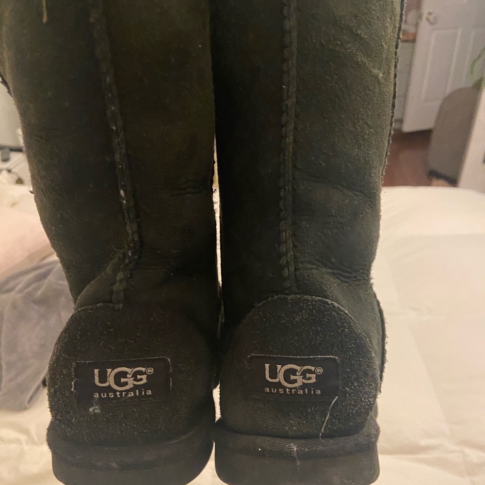 Black Ugg boots
